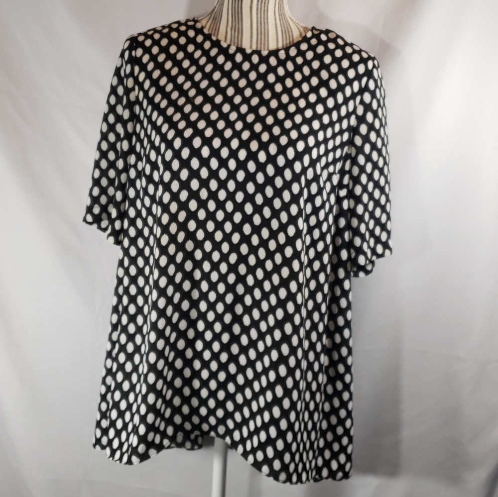 Vince Camuto NWOT Black w/White Dots Short Sleeve Top Size Small